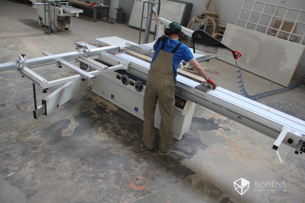 cięcie drewna na pile formatowej