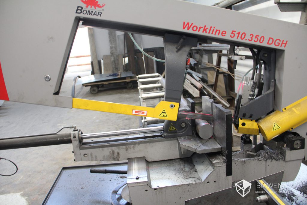 cięcie metalu piłą taśmową